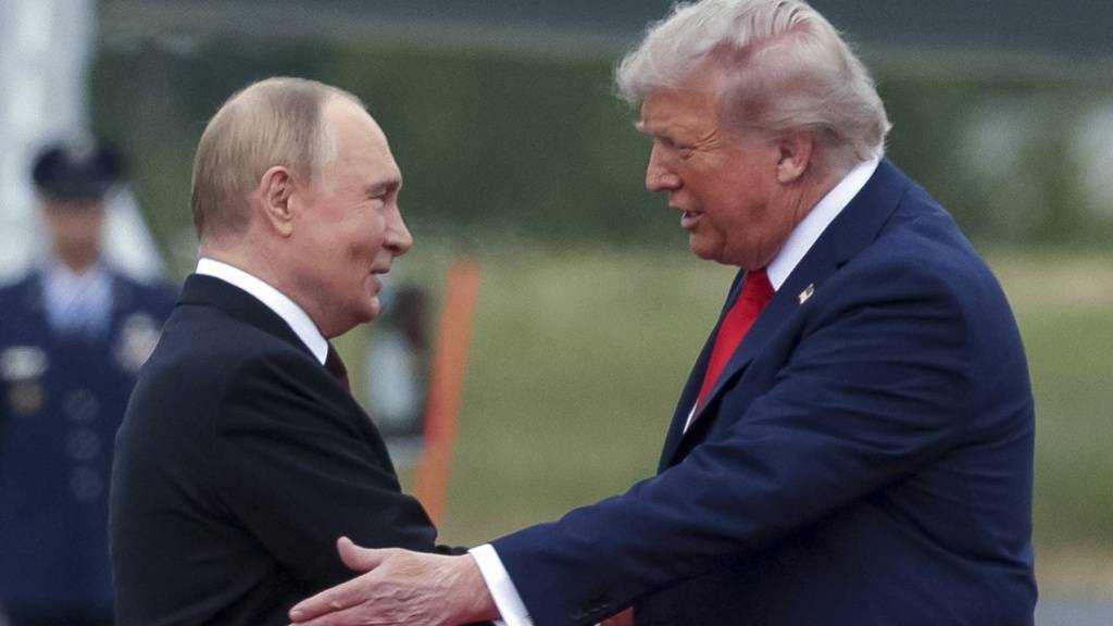 Mächtige Staaten - das heisst: deren Regierungen - foutieren sich zunehmend um Menschenrechte, Völkerrecht und internationale Regeln, ist das Fazit von Amnesty International. Dazu gehören Russland mit Präsident Wladimir Putin (links) und die USA mit Präsident Donald Trump. (Archivbild)