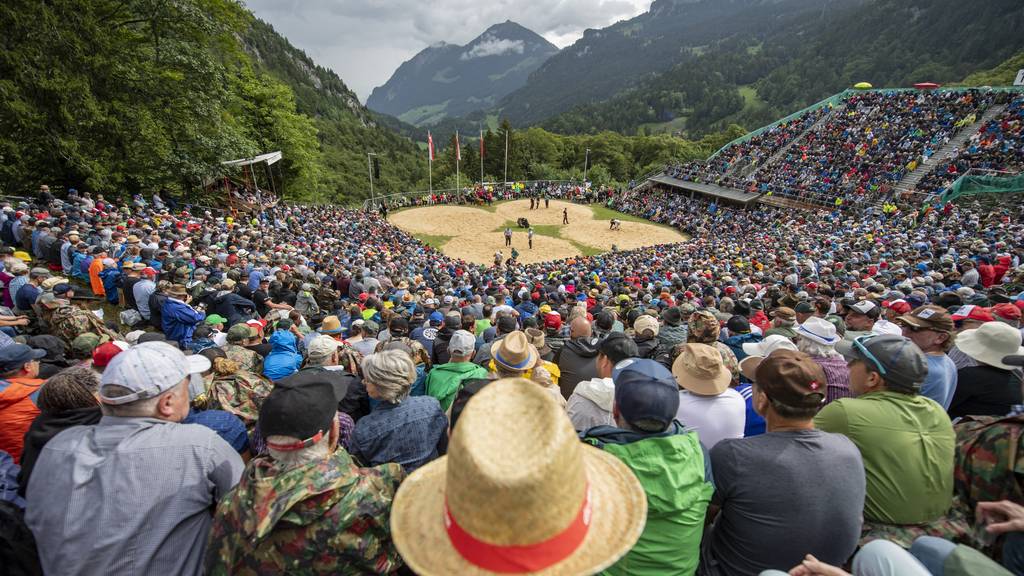 Brünigschwinget 2023 // Die ausverkaufte Schwingerarena im 2. Gang des traditionellen Bergfest, dem Bruenig Schwinget vom Sonntag, 30. Juli 2023 auf dem Bruenig.