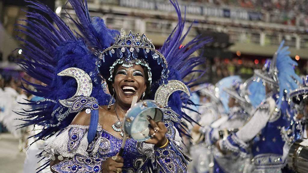 Am Karneval in Rio de Janeiro treten zahlreiche Sambaschulen an. (Archivbild)