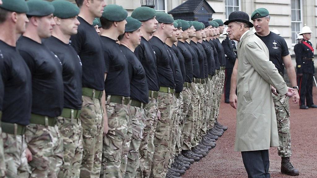 Prinz Philip spricht mit Marinesoldaten. Mit der Abnahme einer Parade absolvierte das 96-jährige Oberhaupt der Königlichen Marinesoldaten seinen letzten öffentlichen Auftritt.