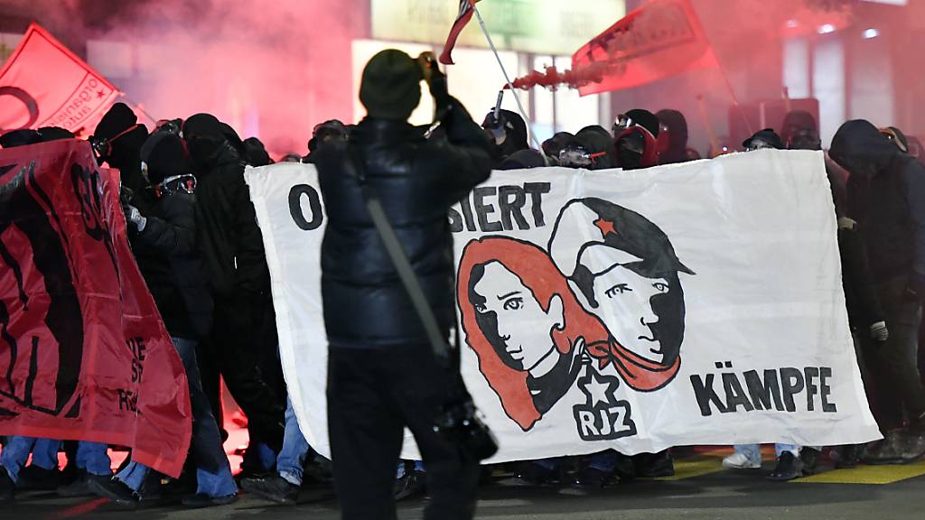 Am Dienstagabend demonstrierten in Zürich rund 200 Menschen gegen das Weltwirtschaftsforum (WEF) in Davos.