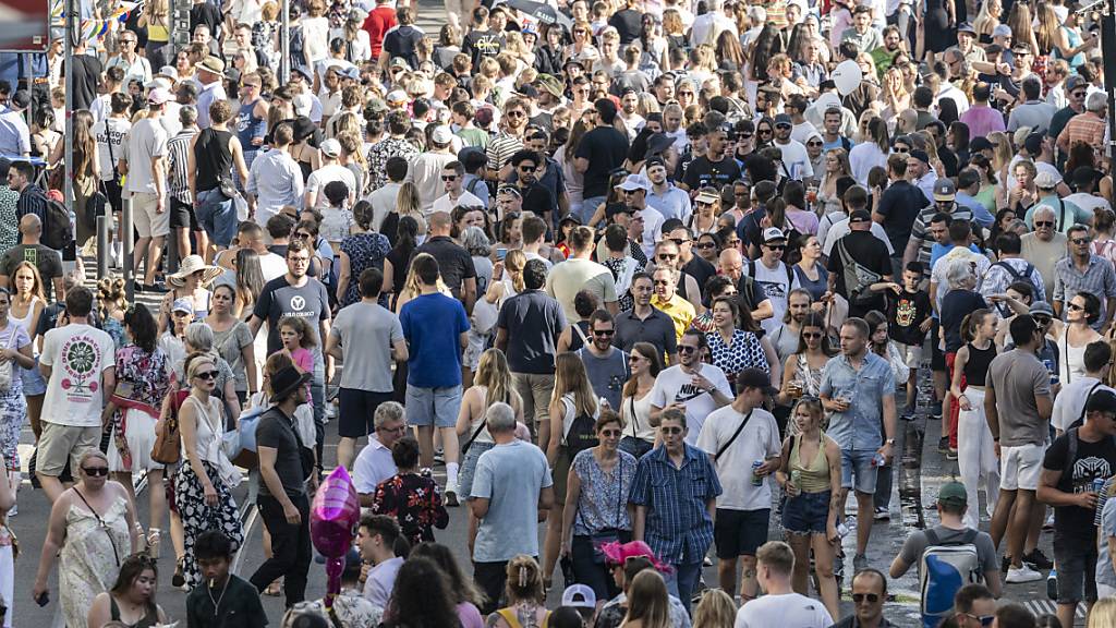 Dutzende Drohnen schwirrten am Züri Fäscht über den Massen. Das wäre nicht erlaubt gewesen. Die Polizei konnte nur vereinzelte Piloten anhalten.