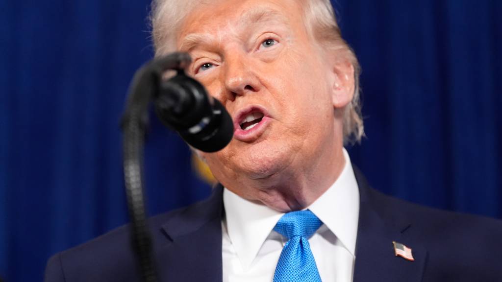 Präsident Donald Trump spricht in seinem Club Mar-a-Lago. Foto: Alex Brandon/AP/dpa