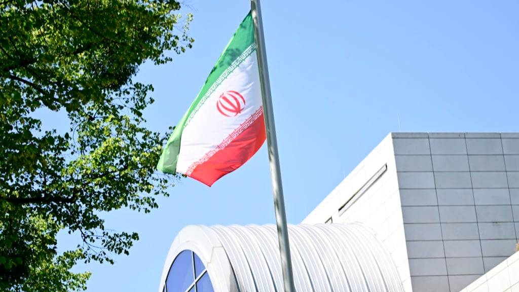 Die Iranische Flagge weht vor der Botschaft der Islamischen Republik Iran in Berlin. (zu dpa: «Iran: Europäer wegen Spionage festgenommen») Foto: Fabian Sommer/dpa