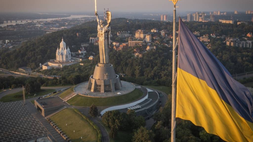 Blick auf das Mutterland-Denkmal in der ukrainischen Hauptstadt Kiew. Foto: Efrem Lukatsky/AP/dpa