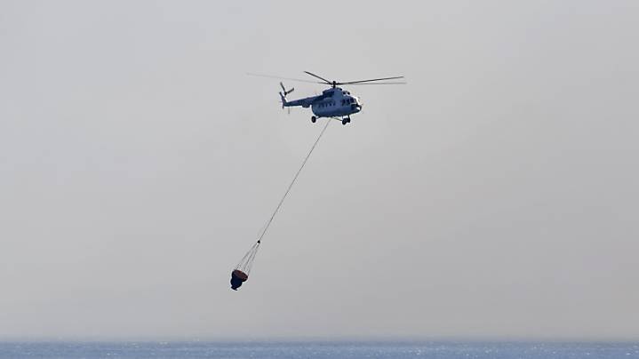 Ein Hubschrauber nimmt an der Suchaktion nach einem abgestürzten Hubschrauber in der Nähe der östlichen Ägäisinsel Samos teil. Foto: Michael Svarnias/AP/dpa
