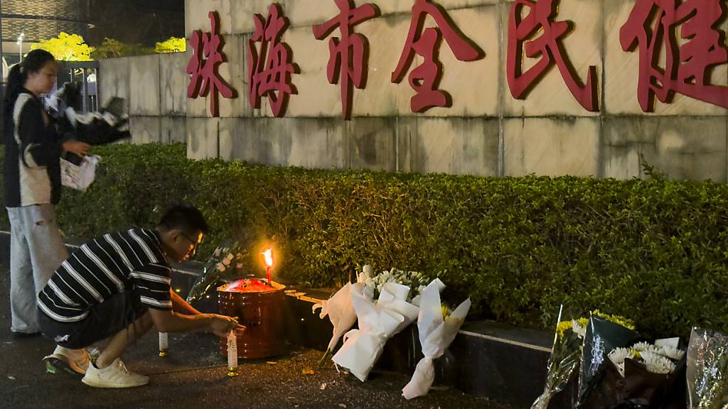 ARCHIV - In Zhuhai wird der Opfer gedacht. Foto: Ng Han Guan/AP/dpa