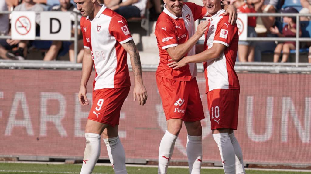 Marcel Monsberger und Denis Simani gratulieren Doppeltorschütze Juan Cabrera (v.l.n.r.)