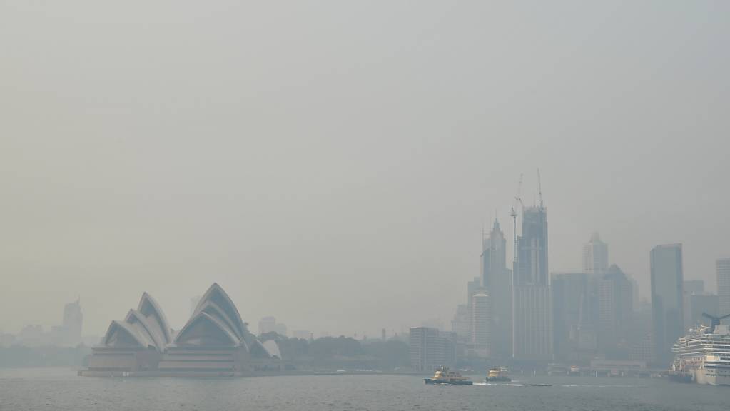 In der australischen Metropole Sydney ist die Luft durch Rauchschwaden von Buschfeuern erneut wieder stark eingetrübt.