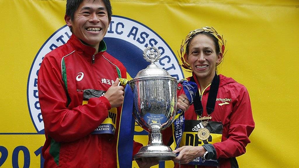 Die strahlenden Sieger des diesjährigen Boston-Marathons: der Japaner Yuki Kawauchi und die Amerikanerin Desiree Linden.