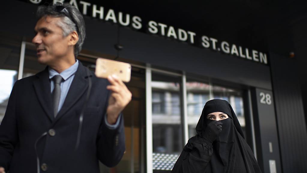 Der algerische Polit-Aktivist Rachid Nekkaz demonstrierte im Oktober 2018 mit einer Frau im Nikab in St. Gallen gegen das Burka-Verbot im Kanton.