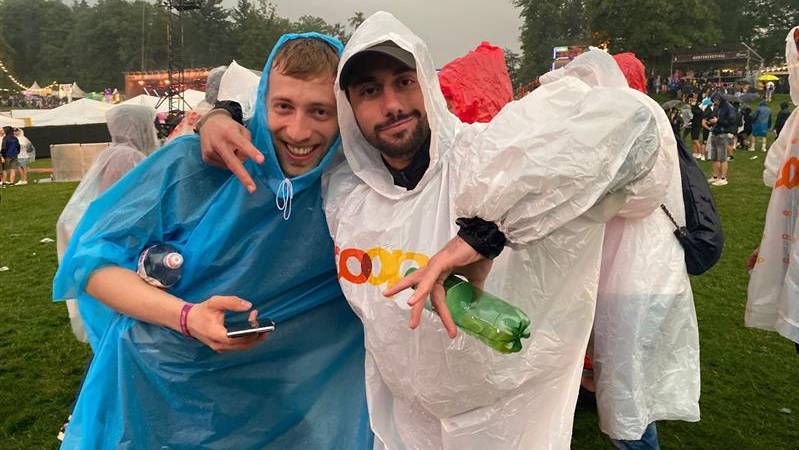 Regenpelerinen sind am Gurtenfestival beliebt.