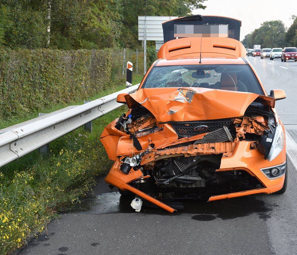 Kurz darauf kam es zu einem Folgeunfall, weil eine 25-Jährige sich vom Unfall ablenken liess. (Bild: Kapo SG)