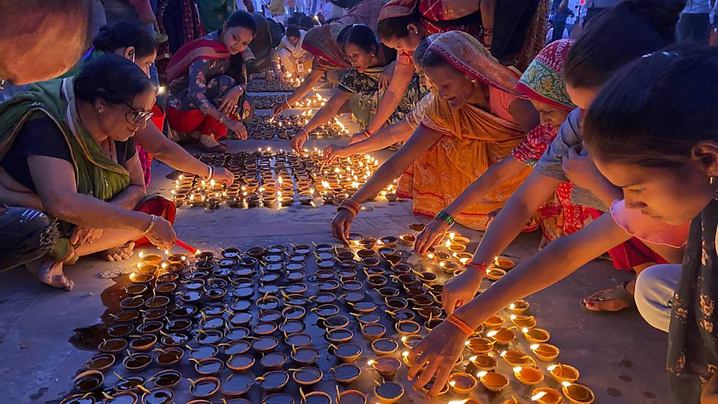 Hunderttausende Öllampen zum indischen Lichterfest entzündet