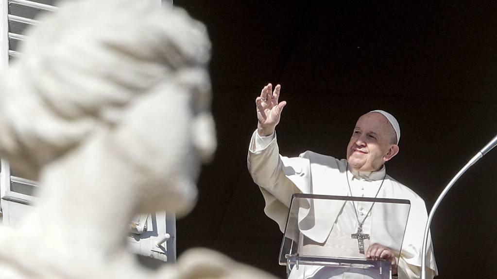 Der Papst spendet den Segen beim Angelusgebet am zweiten Weihnachtsfeiertag auf dem Petersplatz.