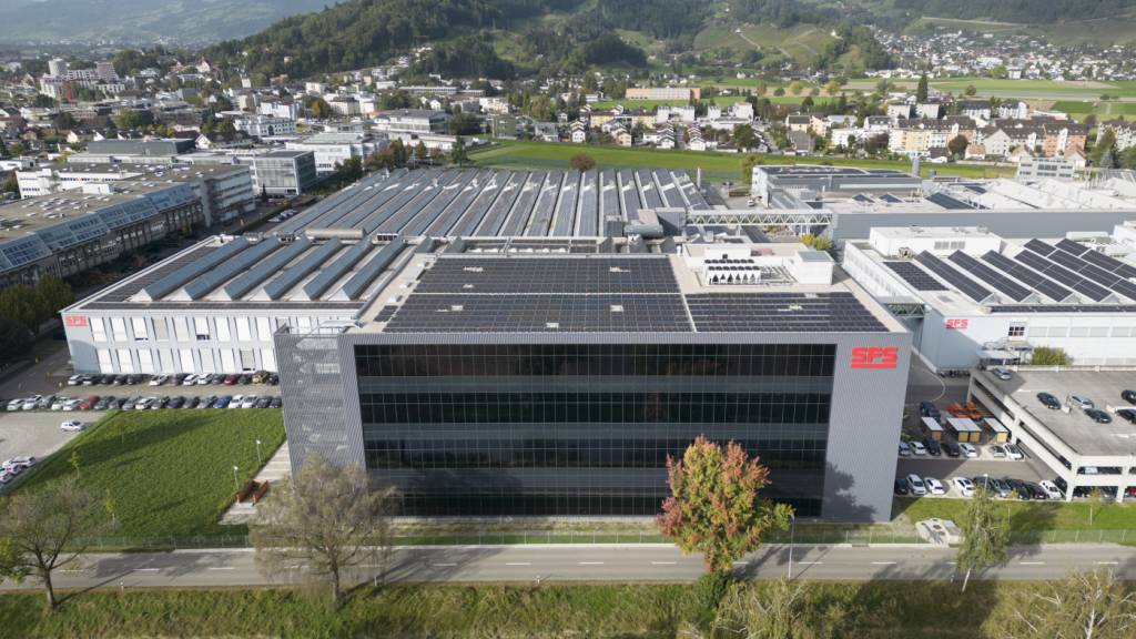 Geht es nach der SFS Group, sollen ihre Mitarbeitenden mit dem ÖV zur Arbeit kommen. Im Bild: der Gebäudekomplex der SFS-Fabrik in Heerbrugg.