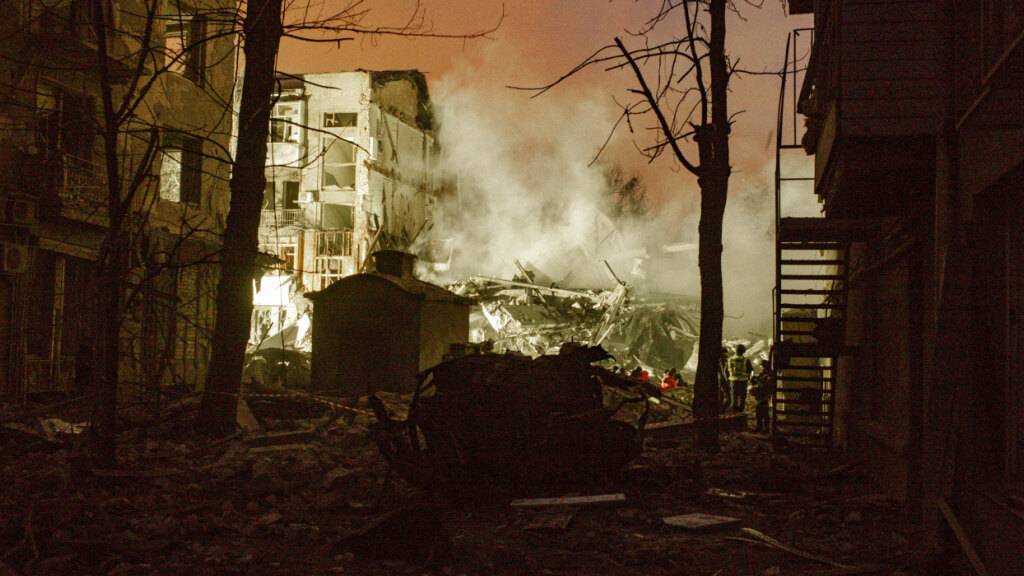 ARCHIV - Zerstörung nach einem russischen Raketenangriff. Foto: Nicolas Cleuet/Le Pictorium via ZUMA Press/dpa