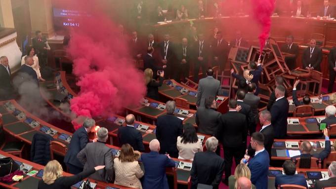 Oppositionelle zünden Rauchbomben im albanischen Parlament