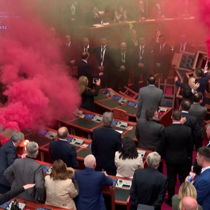 Oppositionelle zünden Rauchbomben im albanischen Parlament