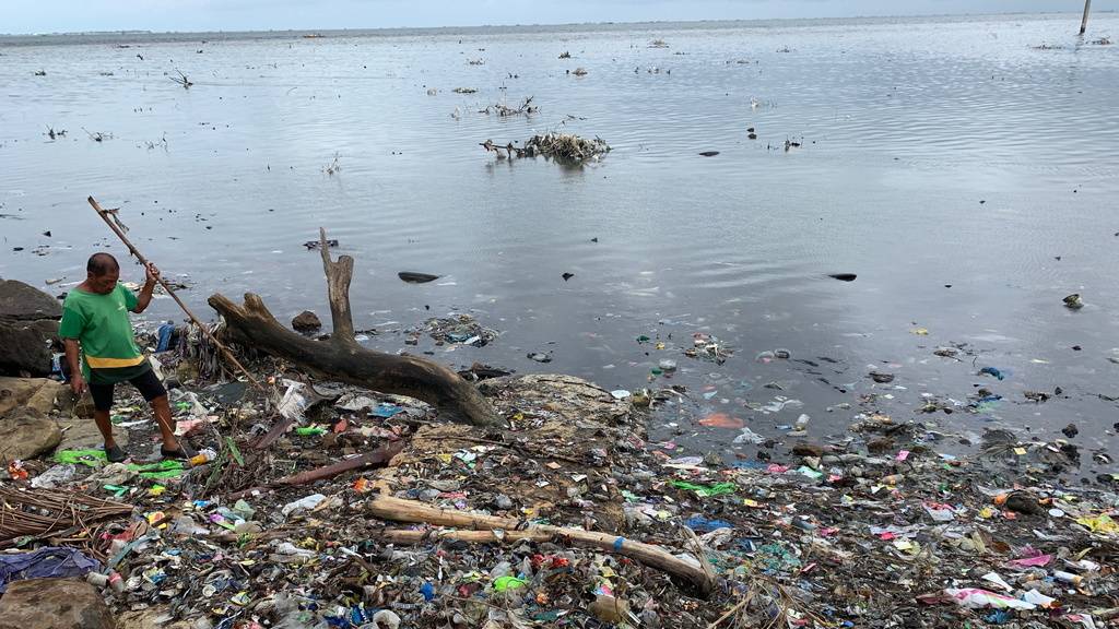 Ein Bauer auf den Philippinen stochert am Coastal Cleanup Day 2019 im angeschwemmten Müll. So schlimm wird es nicht werden, wenn am 19. September mindestens 200 Freiwillige in und am Zürichsee Abfall sammeln. (Archivbild)