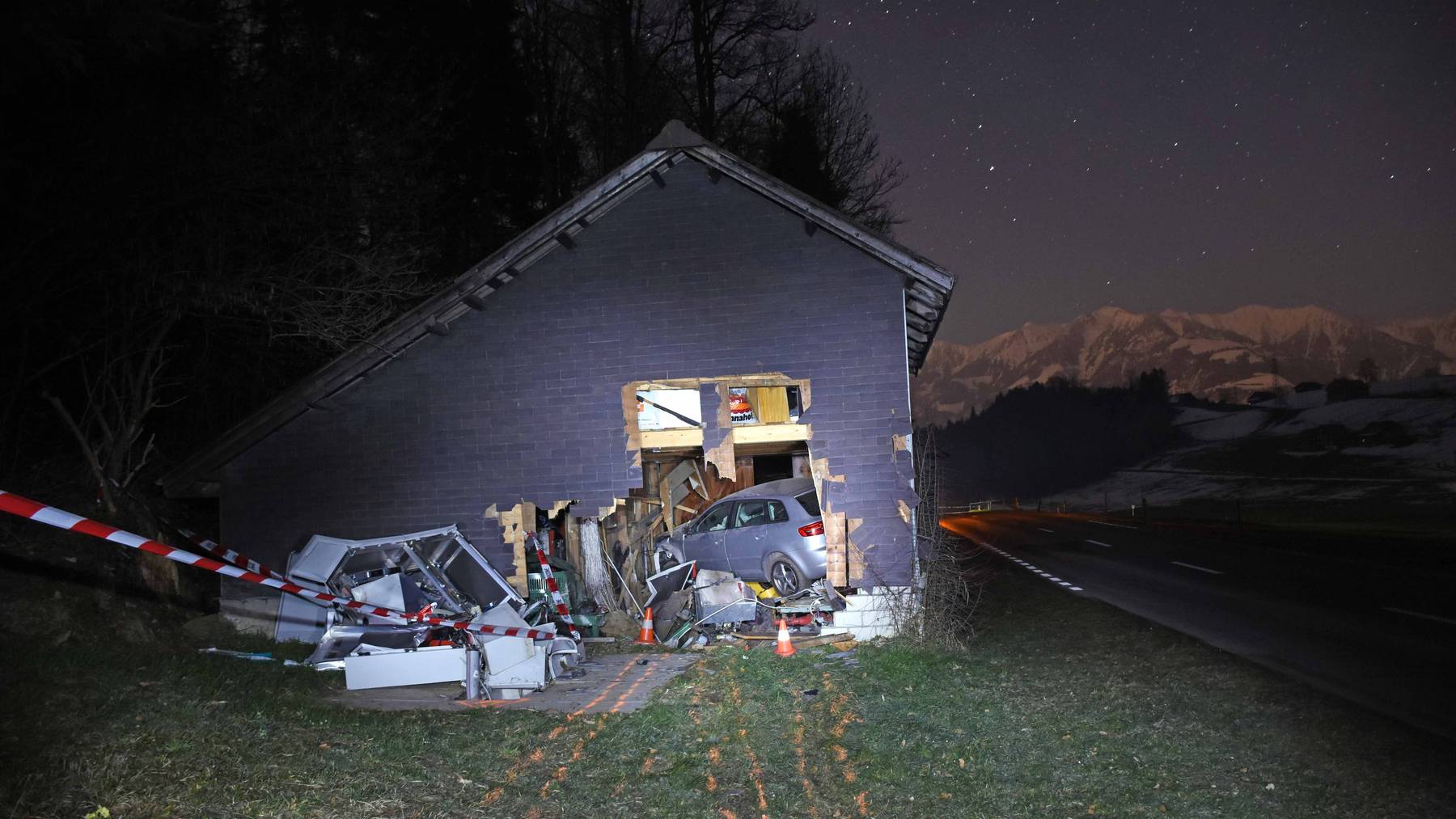 Der Unfall ereignete sich kurz nach Mitternacht auf der Schwanderstrasse in Stalden.