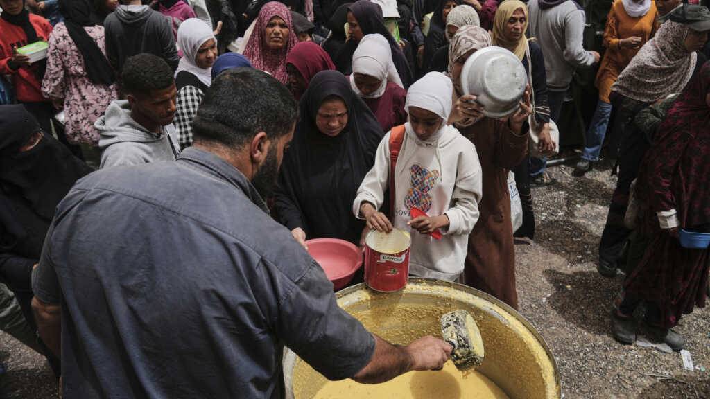 ARCHIV - Palästinenser erhalten gespendete Lebensmittel in einem Verteilungszentrum im zentralen Gazastreifen. Foto: Abdel Kareem Hana/AP/dpa/Archiv