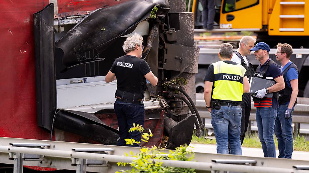 Nach Zugunglück in Bayern: 5 Tote geborgen und über 40 Verletzte