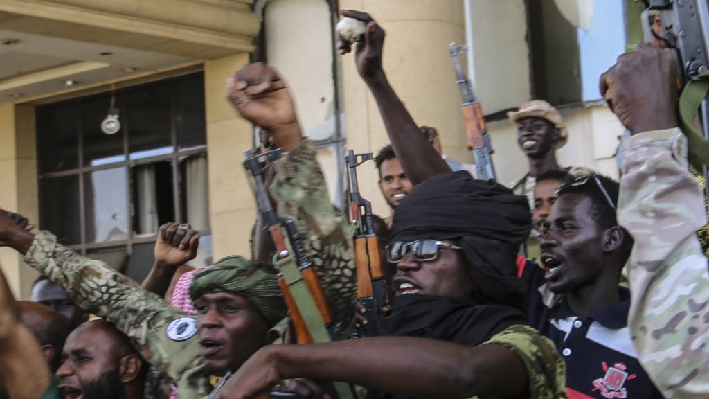 ARCHIV - Soldaten der sudanesischen Armee feiern nach der Übernahme des Präsidentenpalastes. Foto: Str/AP/dpa