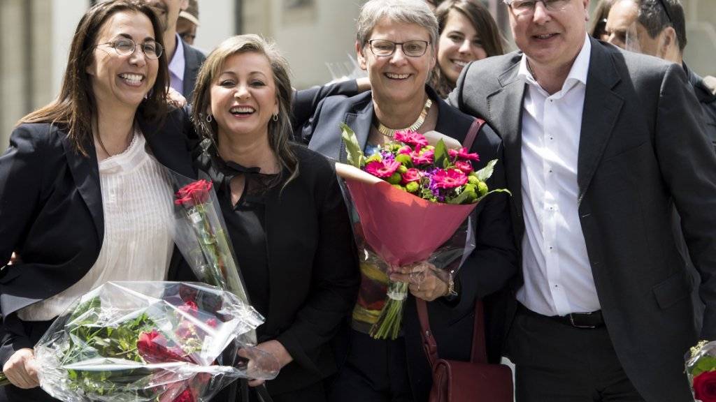 Die vier neuen Regierungstmitglieder der rot-grünen Liste feiern am Sonntag ihren Sieg.v.l.n.r. Cesla Amarelle (SP), Nuria Gorrite (SP), Béatrice Métraux (Grüne) und Pierre-Yves Maillard (SP).