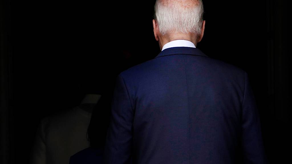 ARCHIV - Joe Biden, Präsident der USA, geht zurück ins Weiße Haus, nachdem er den philippinischen Präsidenten Marcos jr. und seine Frau empfangen hat. Foto: Susan Walsh/AP