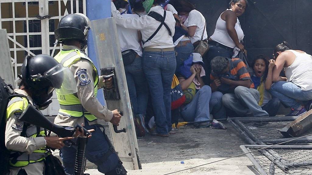 Die Sicherheitskräfte und regierungstreue Truppen gehen hart gegen Demonstranten in Venezuela vor.