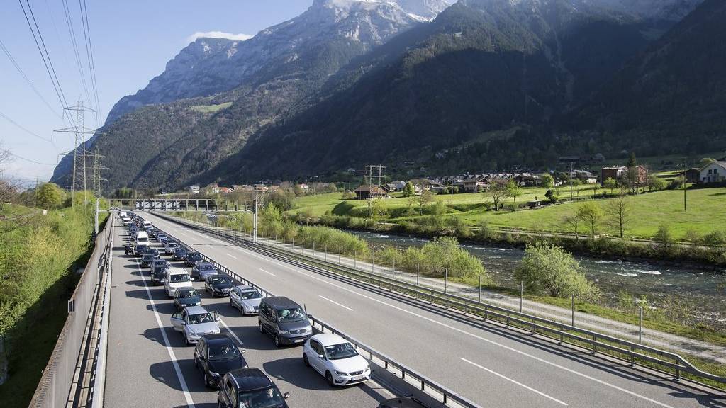 Oster-Stau vor dem Gotthard-Nordportal