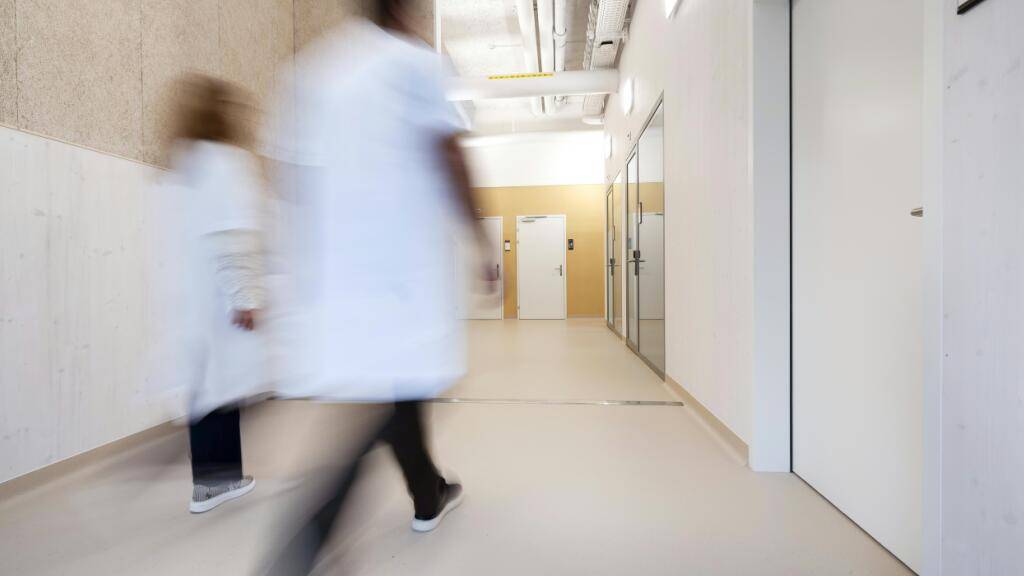 Am Bezirksgericht Brugg AG müssen sich eine Ärztin und ein Arzt verantworten. Es geht um deren Verantwortlichkeit für den Tod eines Patienten in der Psychiatrischen Klinik Königsfelden. (Symbolbild)