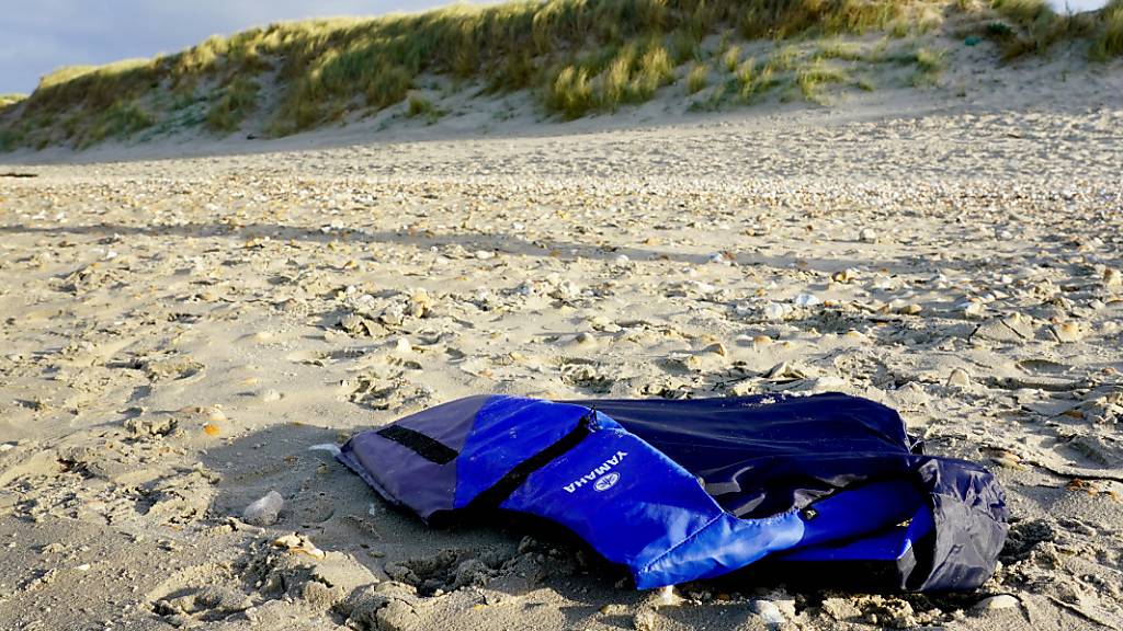 Eine weggeworfene Rettungsweste liegt am Strand von Wimereux in der Nähe von Calais. (Symbolbild) Foto: Gareth Fuller/PA Wire/dpa