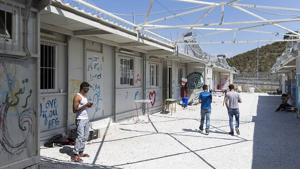 Im Flüchtlingslager Moria auf der Insel Lesbos in Griechenland ist es erneut zu Ausschreitungen gekommen. Dabei wurden zwölf Menschen verletzt. (Archivbild)