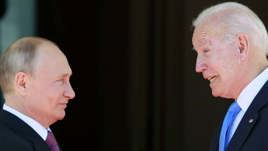 ARCHIV - Der russische Präsident Wladimir Putin (l) und US-Präsident Joe Biden bei einem Treffen im Juni. (Archivbild) Foto: Denis Balibouse/Pool Reuters/dpa