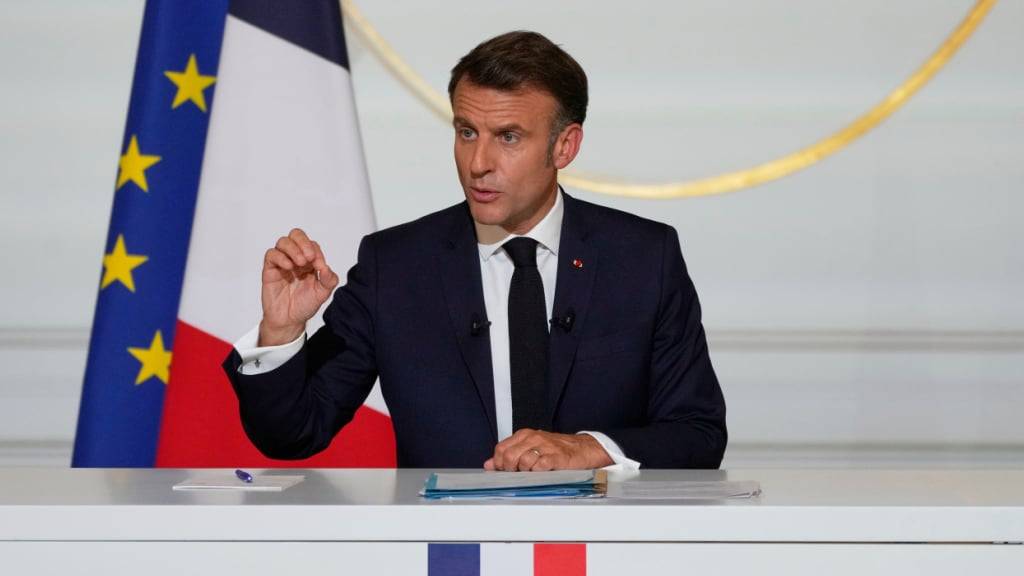 ARCHIV - Der französische Präsident Emmanuel Macron hält eine Pressekonferenz im Elysee-Palast in Paris. Foto: Michel Euler/Pool AP/dpa/Archiv