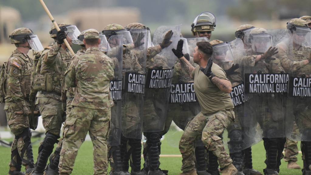 ARCHIV - Mitglieder der US-Nationalgarde führen Übungen durch, nachdem sie zu den Protesten in Los Angeles entsandt wurden. Foto: Jae C. Hong/AP/dpa