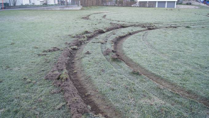 Offroad-Fahrt über Rasenplatz in Menzingen (ZG)