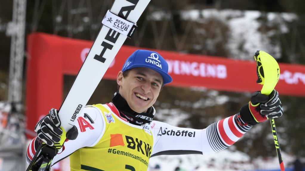 Matthias Mayer freut sich im Zielraum in Wengen über seinen ersten Weltcupsieg in der Kombination