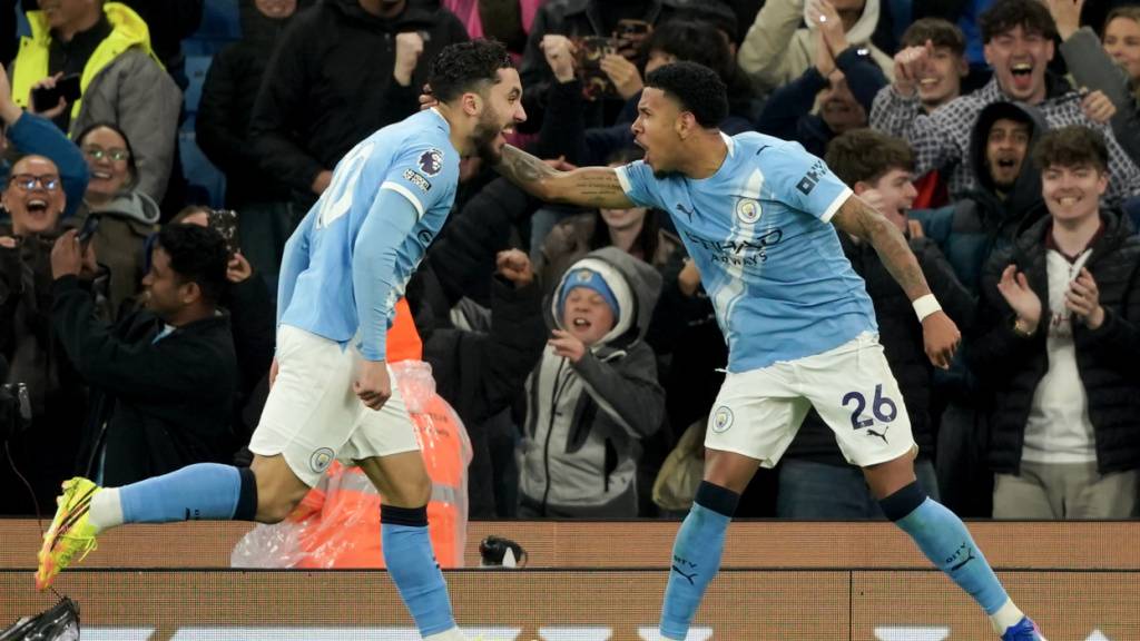 Manchester City's Savinho (rechts) freut sich über seinen Treffer zum 3:0-Endstand