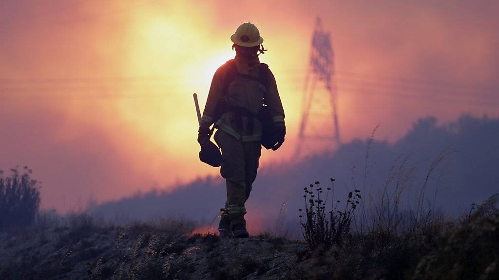 Die Feuerwehrleute sind im Dauereinsatz: Die Buschbrände in Kalifornien vertrieben bisher mehr als 80'000 Menschen aus ihren Häusern.