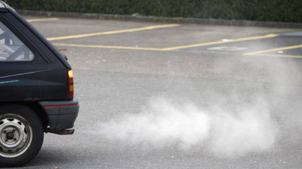 Solange Klimaneutralität nicht nachgewiesen ist, darf gemäss Lauterkeitskommission nicht mit ihr geworben werden: Abgase aus einem Personenwagen. (Symbolbild)