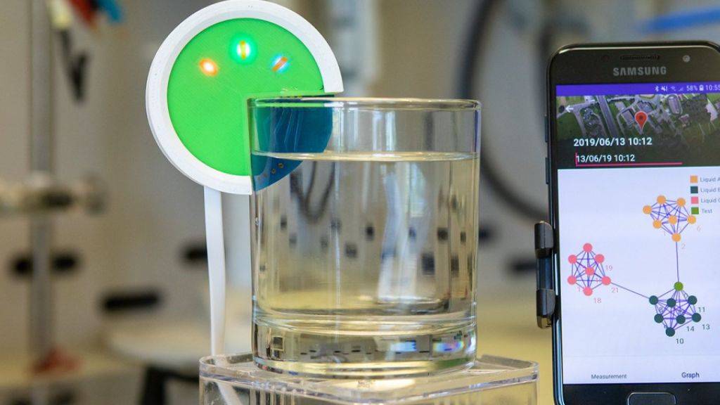 Ein mit Sensoren bestücktes Messgerät kann die chemische Zusammenfassung von Flüssigkeiten bestimmen.
