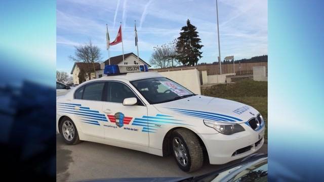 Streifenwagen in Wohnquartieren parkiert