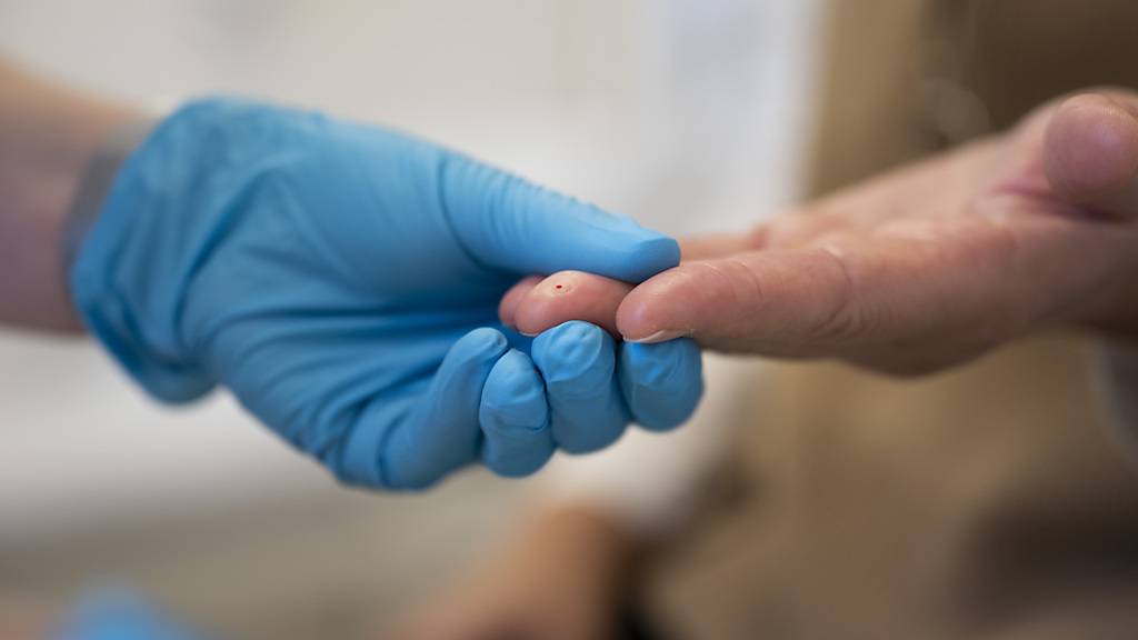 Das Nein-Komitee gegen die «Kostenbremse-Initiative» der Mitte warnt vor einer «Zweiklassenmedizin», bei der Grundversicherte keinen garantierten Zugang zu adäquater Gesundheitsversorgung hätten. (Archivbild)