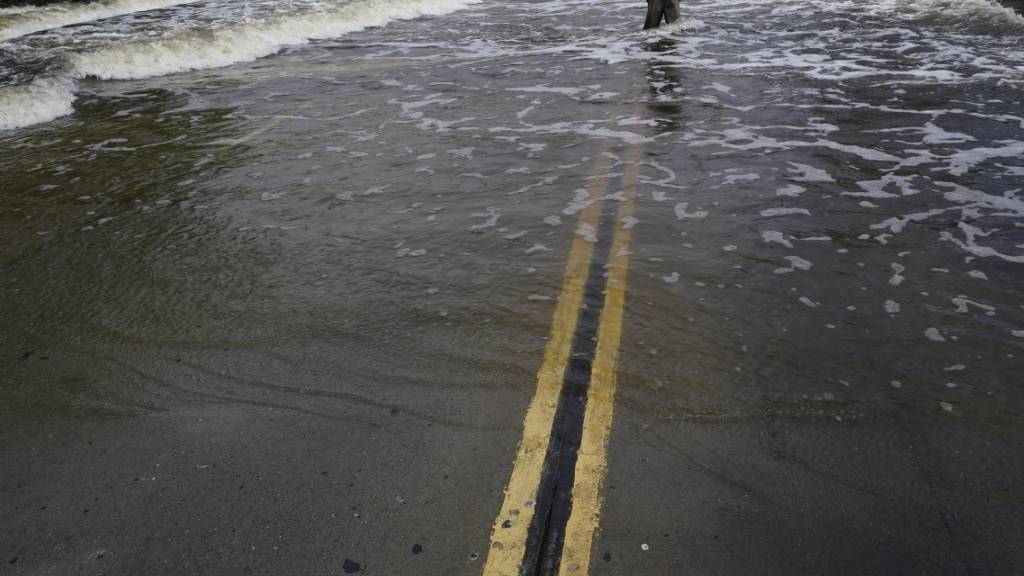 Ein Mann steht auf einer überfluteten Straße in San Diego nachdem Tropensturms «Hilary» durch das Gebiet gezogen war. Foto: Gregory Bull/AP/dpa