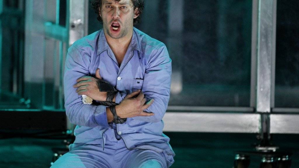 Nach einer längeren Zwangspause kann Tenor Jonas Kaufmann seine Stimmbänder wieder voll einsetzen, wie er am Mittwoch in Paris als Lohengrin bewiesen hat. (Archivbild)