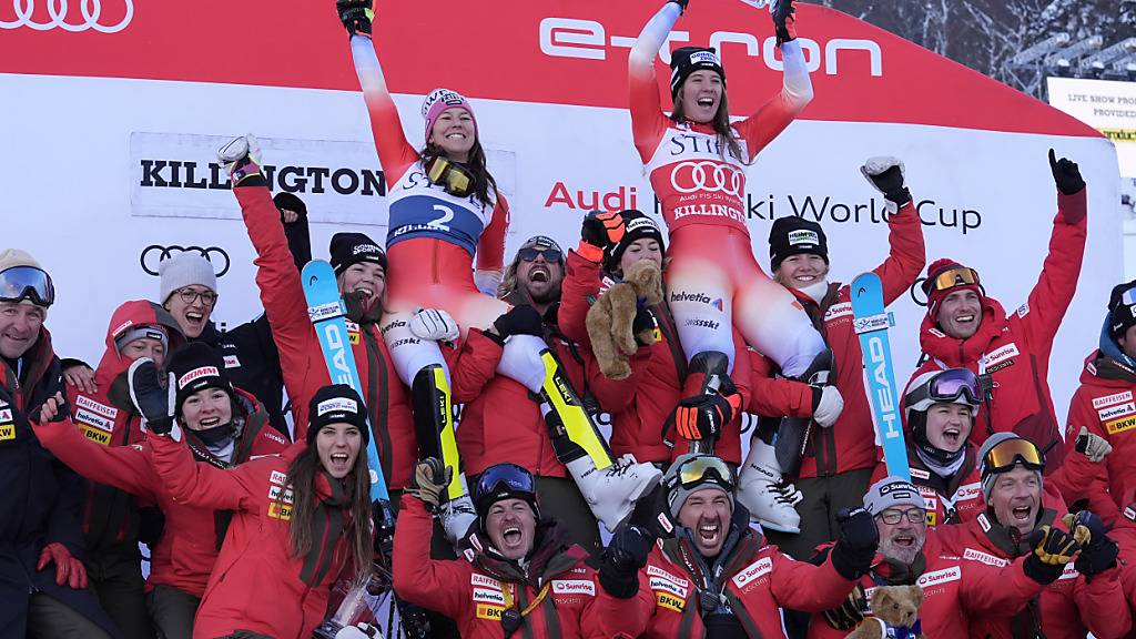 Die Siegerin Camille Rast (rechts) und die Zweitklassierte Wendy Holdener auf den Schultern ihrer Teamkolleginnen, Trainer und Betreuer