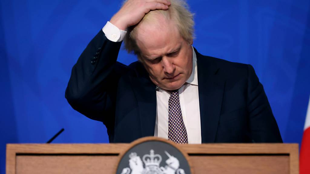 ARCHIV - Großbritanniens Premierminister Boris Johnson nimmt an einer Pressekonferenz teil. Foto: Hollie Adams/Getty Images Pool/AP/dpa